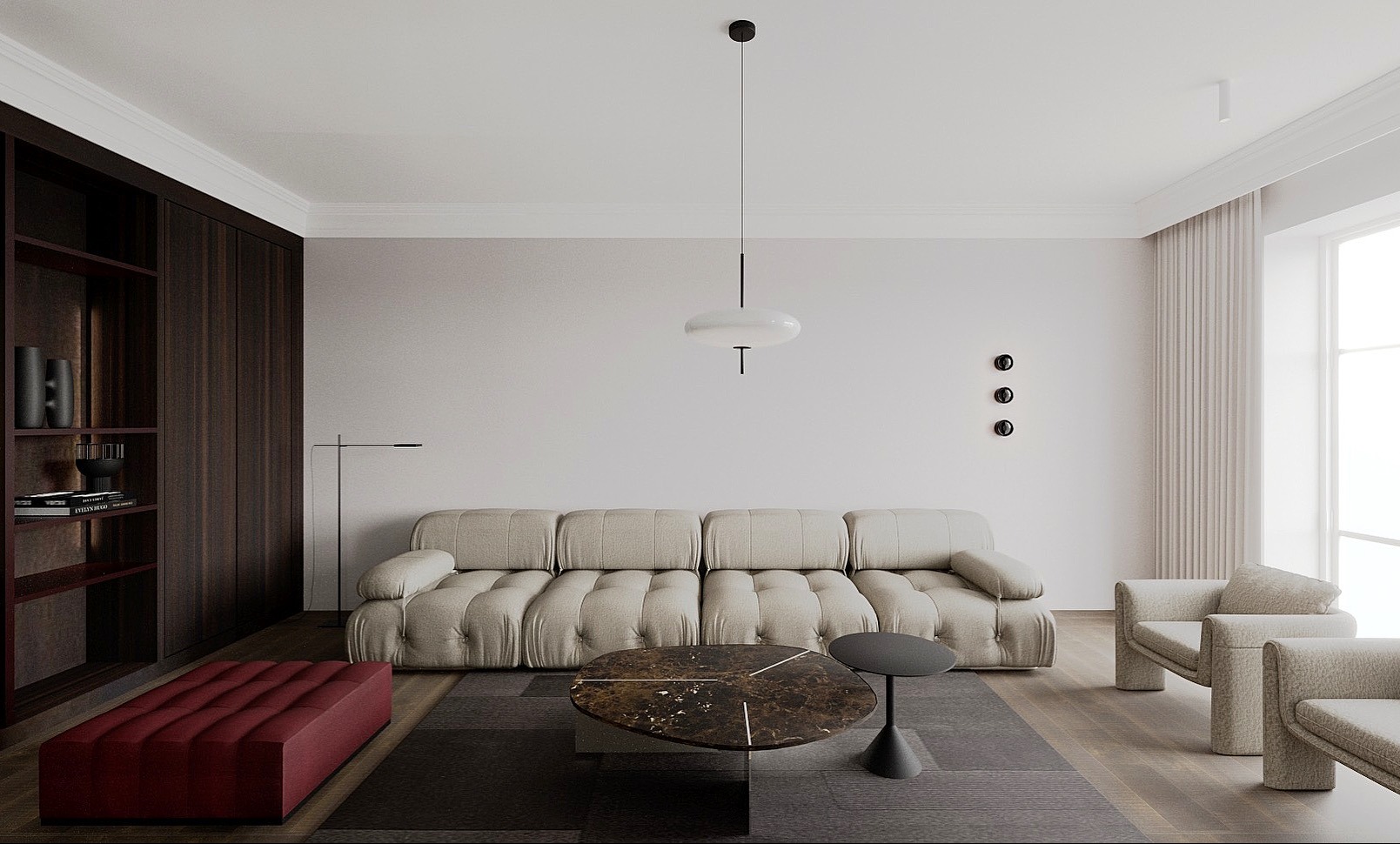 Minimalistyczny salon z beżową sofą modułową, marmurowym stolikiem kawowym, burgundową pufą i ciemną zabudową meblową z książkami.