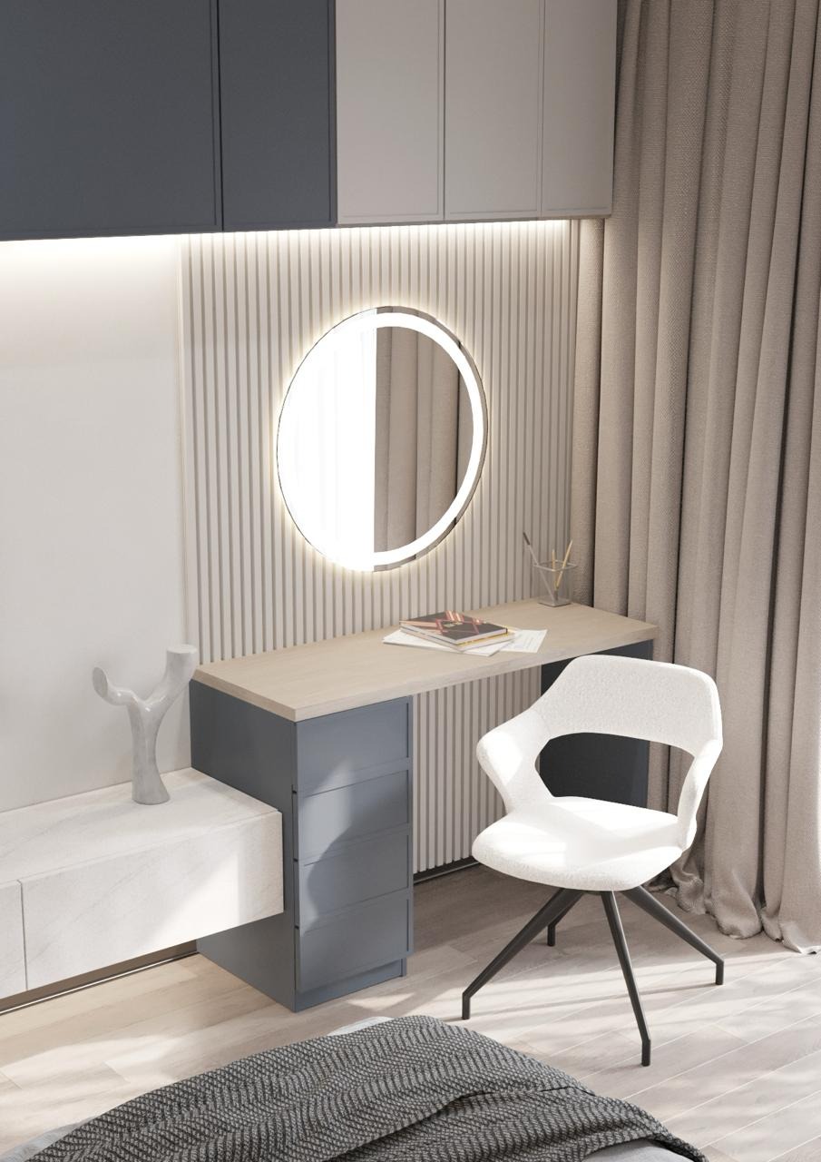Nowoczesna toaletka z podświetlanym okrągłym lustrem, białe krzesło z czarnymi nogami, dekoracyjny element w kształcie gałązki, szare meble w zabudowie, beżowe zasłony i drewniana podłoga.