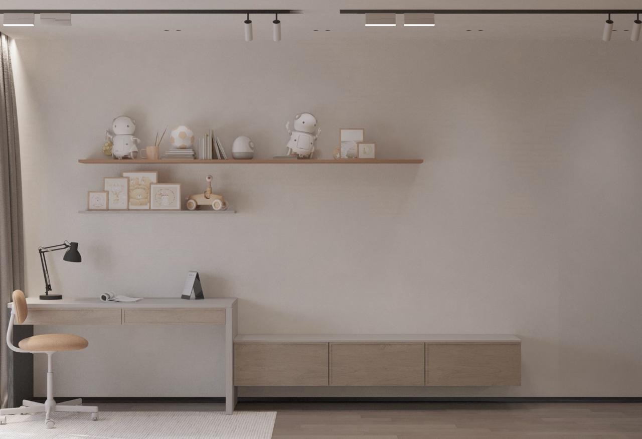 Jasne wnętrze pokoju dziecięcego z biurkiem, lampką, półkami z dekoracjami i niską komodą, utrzymane w neutralnej palecie barw.