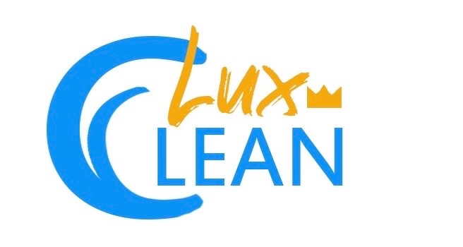 Logo firmy Lux Clean z abstrakcyjnym, niebieskim symbolem przypominającym fale, dynamicznym, pomarańczowym napisem 'Lux' i niebieskim napisem 'CLEAN' z koroną nad literą 'N'.