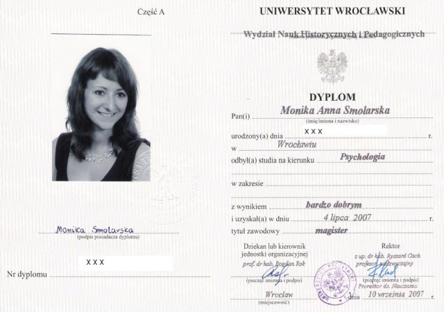 Skan dyplomu Uniwersytetu Wrocławskiego z kierunku Psychologia, wydany Monice Annie Smolarskiej w 2007 roku, z pieczęciami i podpisami.