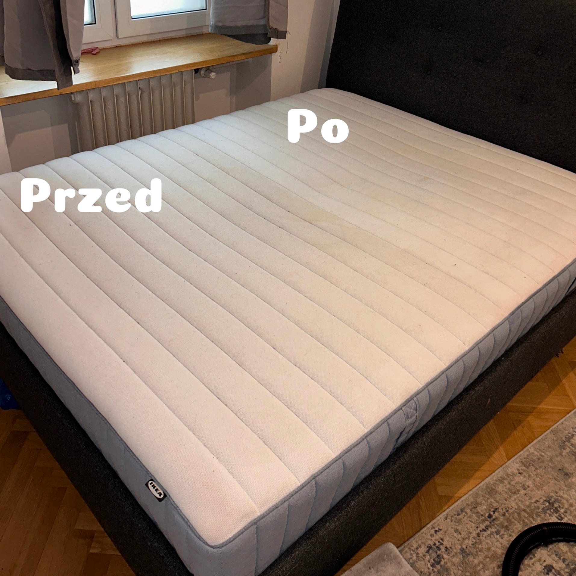 Materac na łóżku z widoczną różnicą w czystości: część 'przed' jest wyraźnie bardziej zabrudzona od części 'po' czyszczeniu, z widocznym logo IKEA na boku.