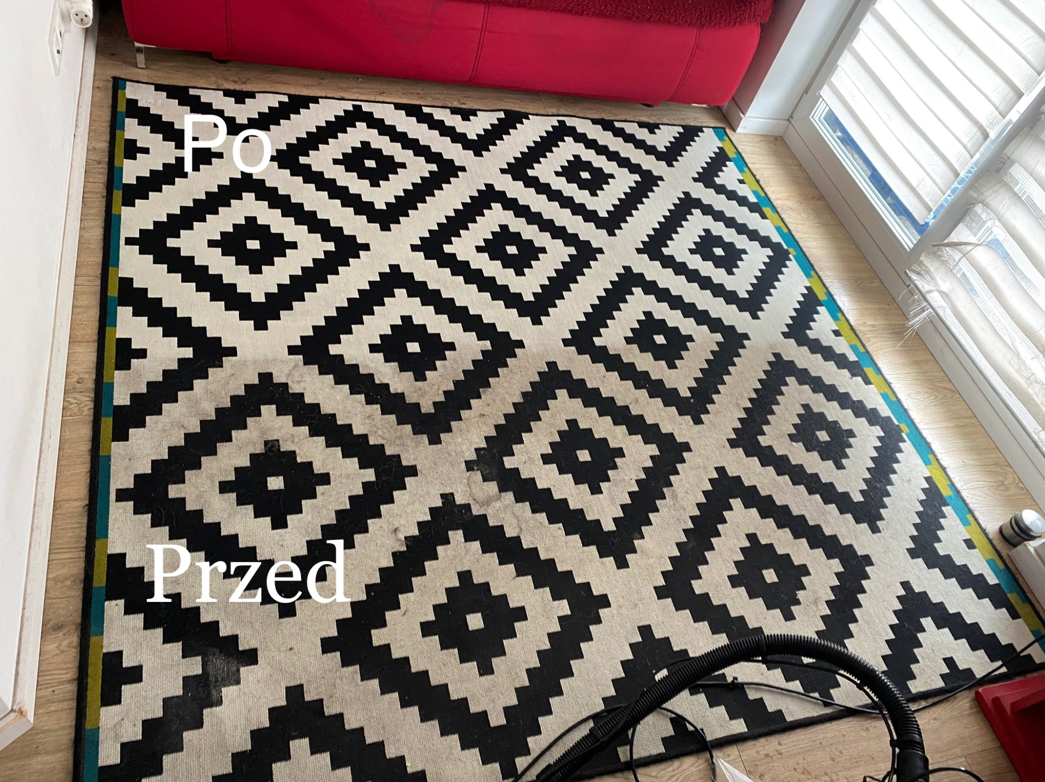 Dywan w geometryczne wzory, widoczna różnica w czystości: część 'po' jest wyraźnie jaśniejsza od części 'przed', widoczne urządzenie czyszczące w rogu.