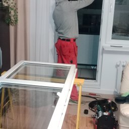 Czyszczenie ramy i skrzydla przed przystąpieniem do zmiany uszczelek i konserwacji.