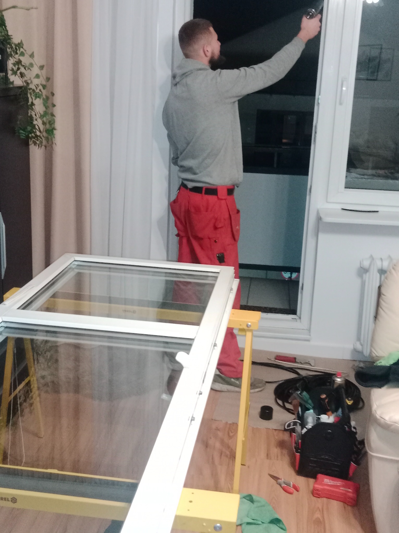 Czyszczenie ramy i skrzydla przed przystąpieniem do zmiany uszczelek i konserwacji.