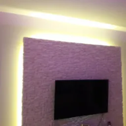 Ściana z dekoracyjną okładziną kamienną, podświetlona pionowymi pasami LED po bokach, z zamontowanym telewizorem na środku.