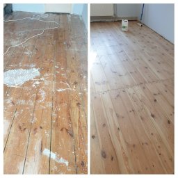 Sławomir Gniatkowski - Porównanie stanu podłogi drewnianej przed i po renowacji, widoczne ślady po szpachli i zarysowania po lewej stronie oraz gładka, jasna powierzchnia po prawej stronie z widoczną butelką środka...