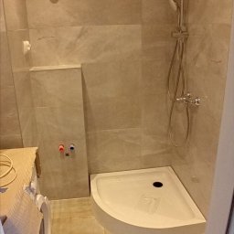 Mała łazieneczka 
Stelaż pod umywalkę ułatwia dostęp po montażu kabiny