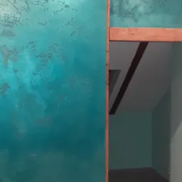 Ściana w kolorze turkusowym z efektem dekoracyjnym, widoczna rama drewniana drzwi i fragment podłogi zabezpieczonej kartonem.