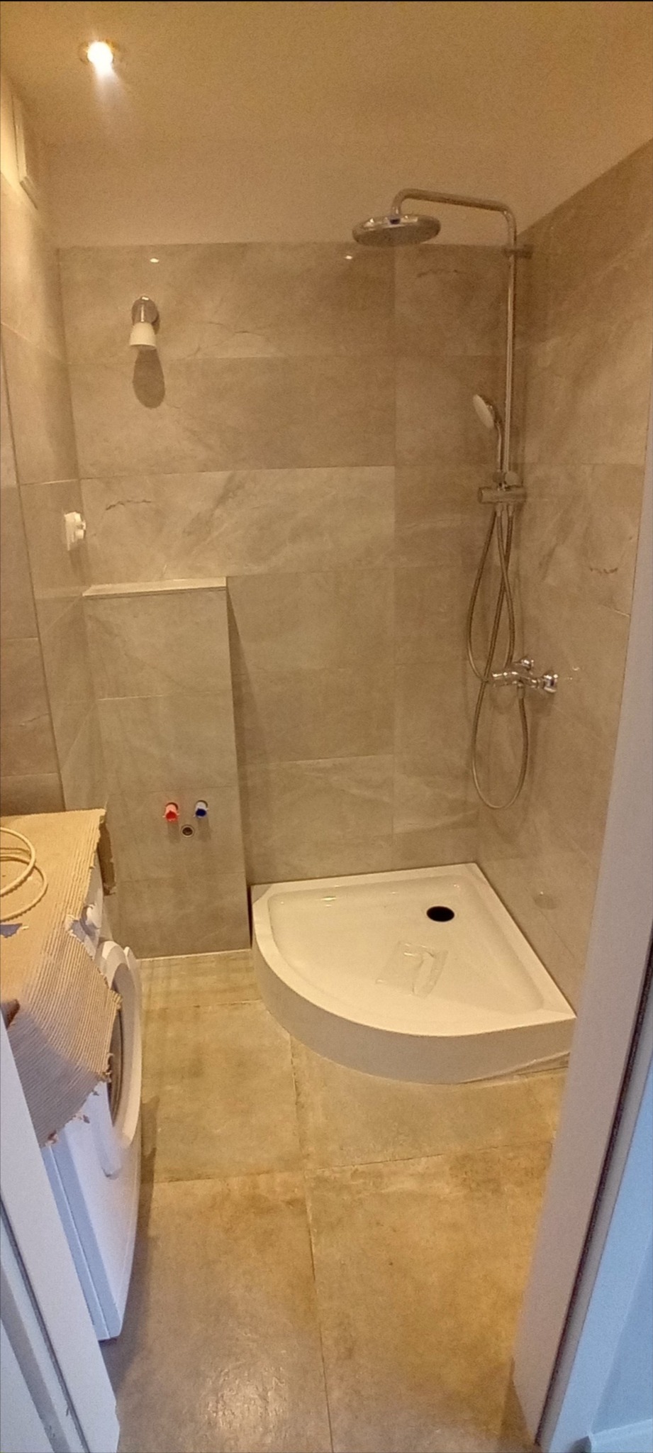 Mała łazieneczka Stelaż pod umywalkę ułatwia dostęp po montażu kabiny