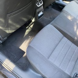 Brak - Wnętrze samochodu z widocznym tylnym siedzeniem i podłogą, po praniu, z delikatnymi zacienieniami.