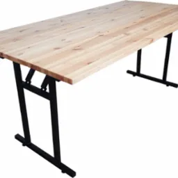 Stół cateringowy z jasnym blatem z desek i czarnym, składanym stelażem metalowym, widoczne łączenia desek blatu i detale konstrukcji nóg.