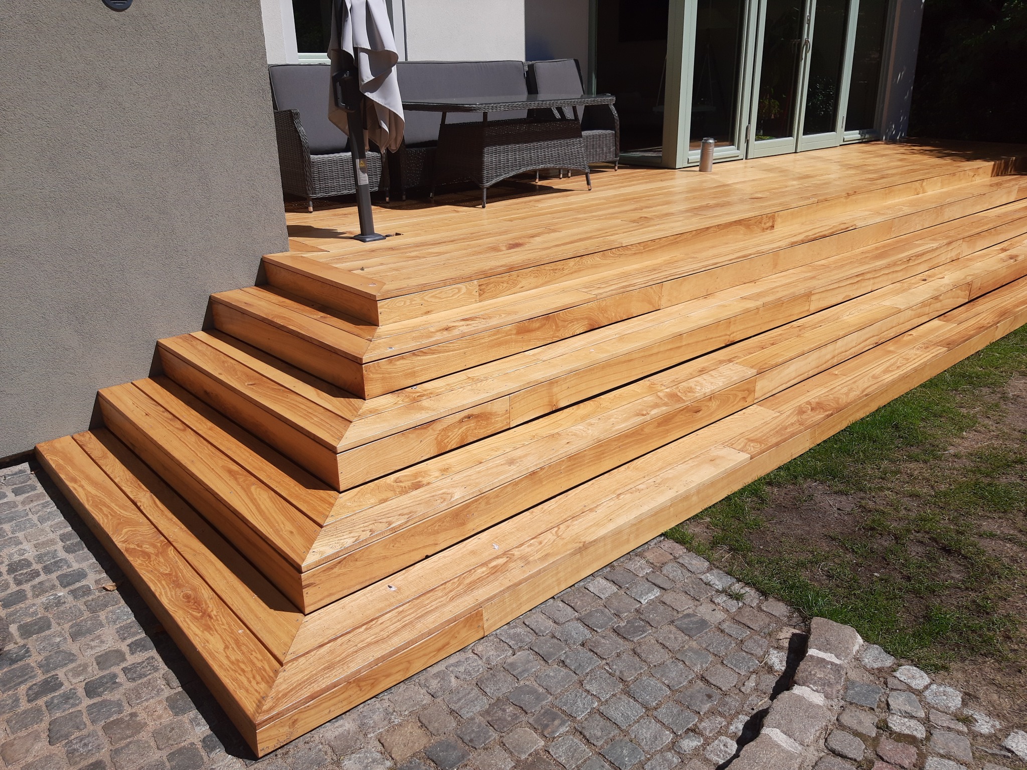 Taras z drewna jesionowego montowany na systemie Fitberg