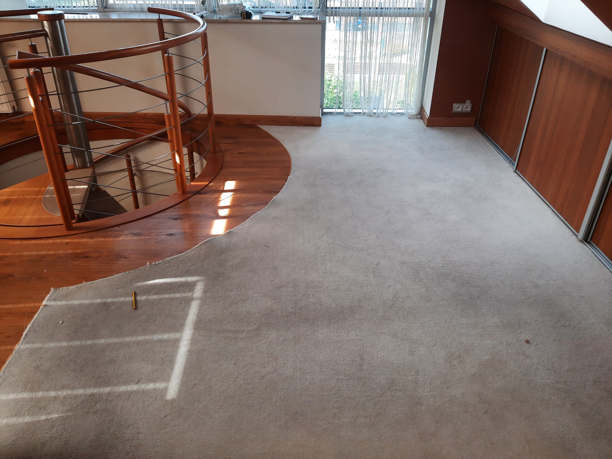 Podłoga przed wymianą wykładziny na panele laminowane