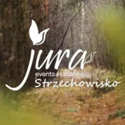 Logo firmy Jura Events & Catering Strzechowisko na tle leśnym.