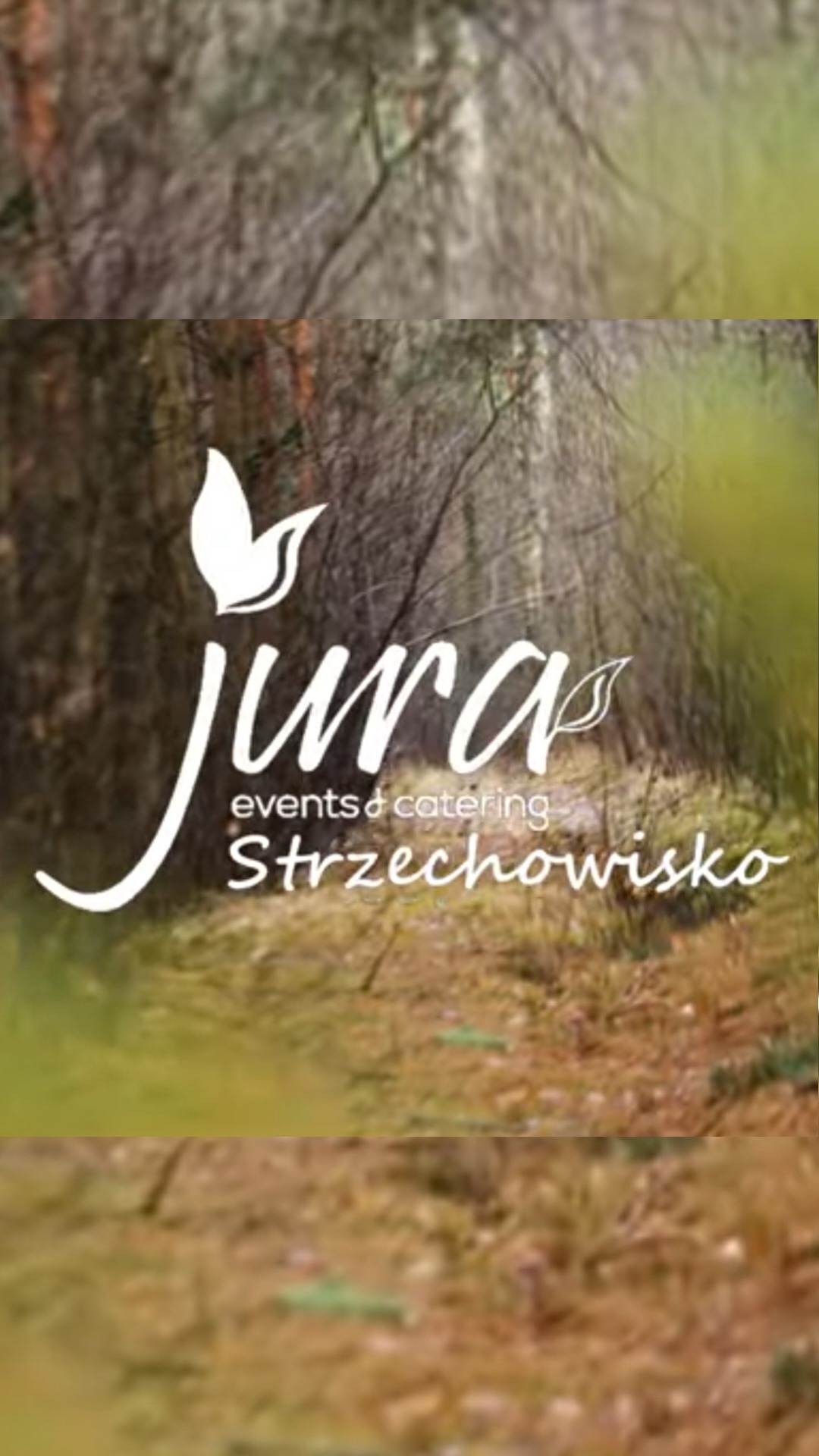 Logo firmy Jura Events & Catering Strzechowisko na tle leśnym.