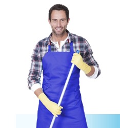 Uśmiechnięty mężczyzna w niebieskim fartuchu i żółtych rękawicach trzymający mop na białym tle.