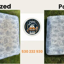 Poduszka dekoracyjna z kwiatowym wzorem, porównanie stanu przed i po czyszczeniu, z logo firmy i numerem telefonu na środku.