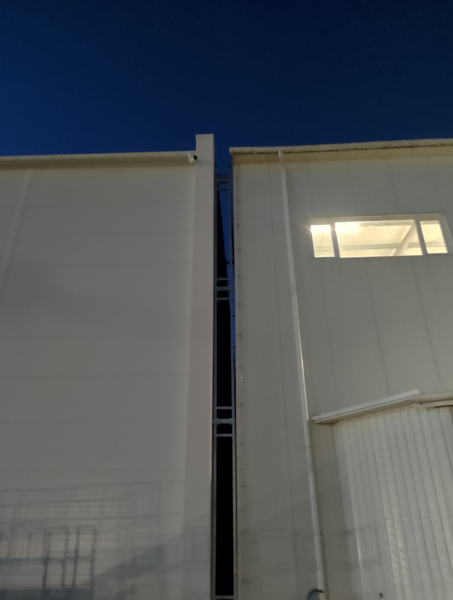 Montaż łacznika pomiędzy dwiema istniejącymi halami z konstrukcji stalowej .