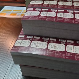 Etykiety samoprzylepne papierowe.