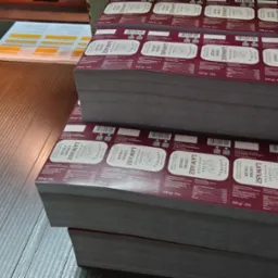 Etykiety samoprzylepne papierowe.