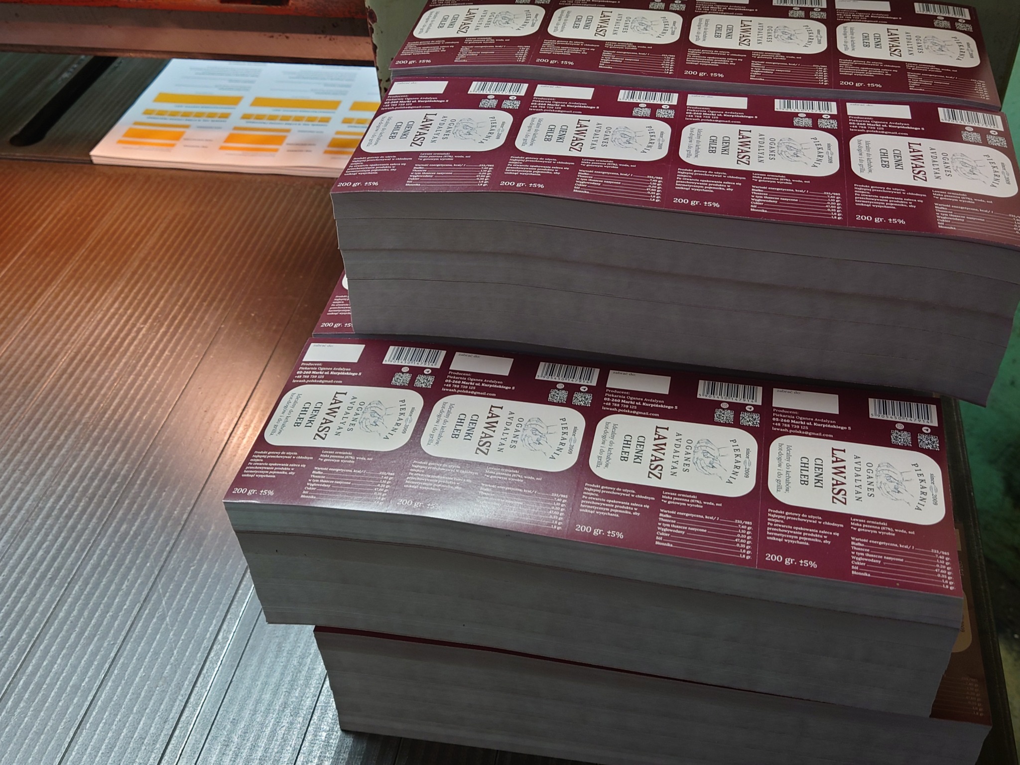 Etykiety samoprzylepne papierowe.