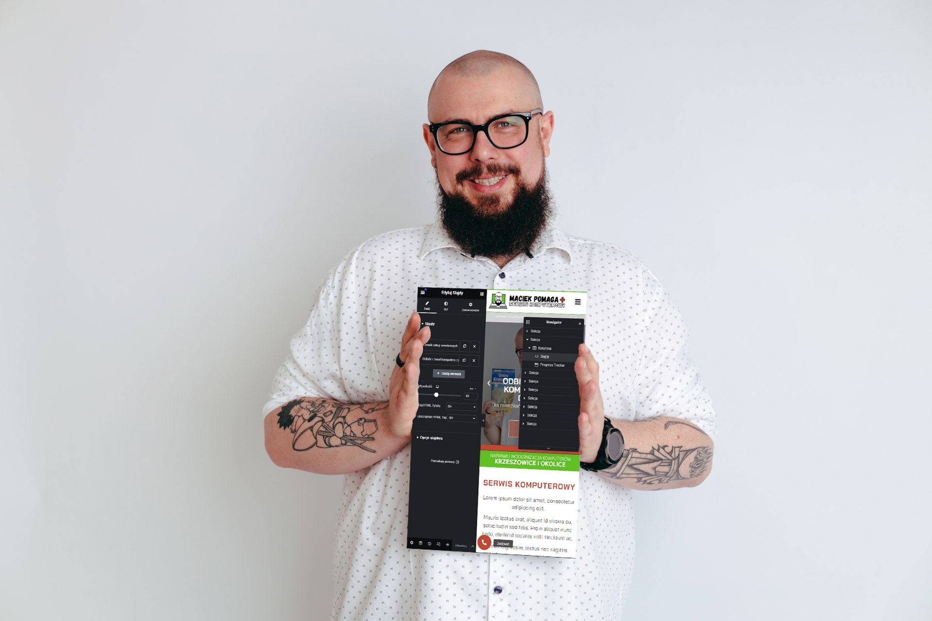 Uśmiechnięty mężczyzna w okularach i koszuli w drobny wzór prezentuje tablet z interfejsem edytora stron internetowych, widoczne menu edycji slajdów i nawigacji, logo 'Maciek Pomaga + Serwis...