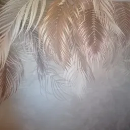 Dekoracyjna ściana z motywem liści palm w odcieniach szarości i złota, wykonana w Grójcu. Efektowna tekstura i subtelne przejścia kolorystyczne.