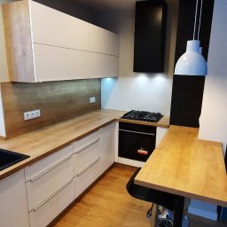 BUGLA MEBLE ŁUKASZ BUGLA - Kuchnia częściowo otwarta na salon .