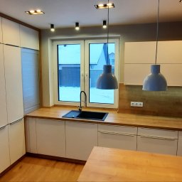 BUGLA MEBLE ŁUKASZ BUGLA - Kuchnia otwarta częściowo otwarta na salon - część z zabudową wysoką .