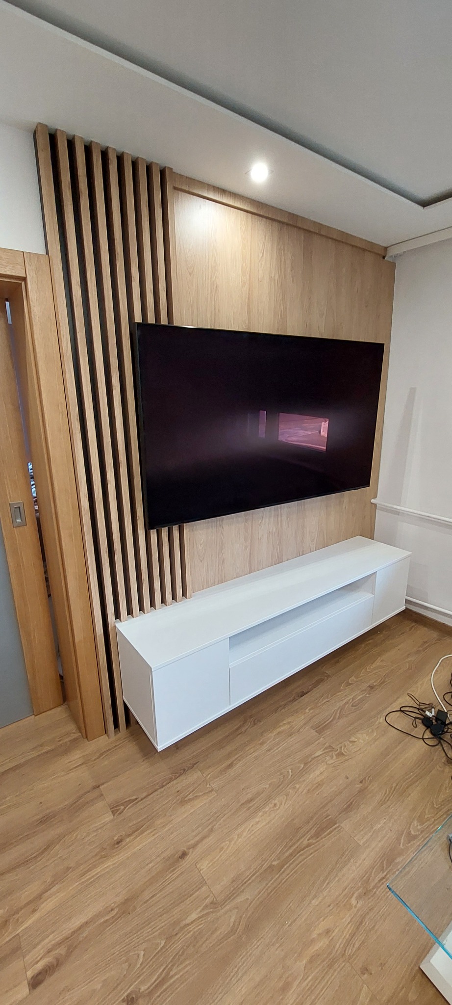 Ścianka RTV - Dąb Nebraska Naturalny + Biały Matowy . Pełna zabudowa zgodnie z oczekiwaniem Klienta .