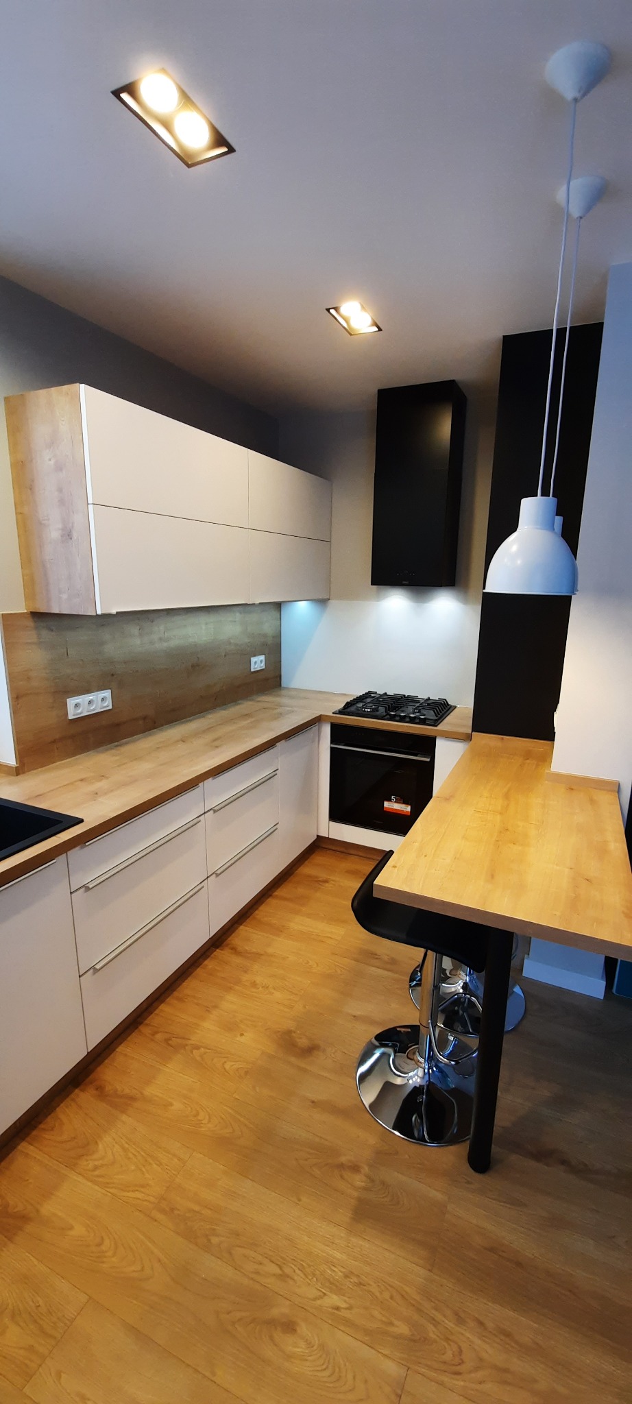 Kuchnia częściowo otwarta na salon .