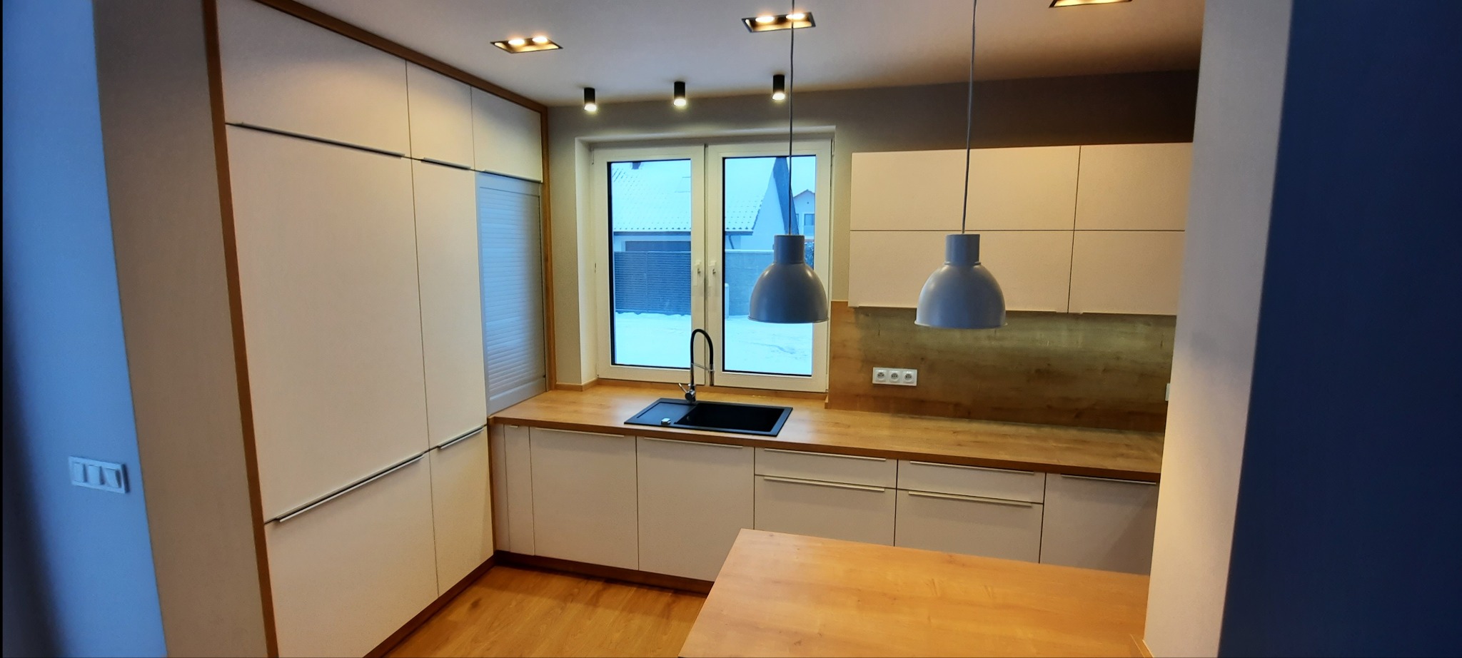 Kuchnia otwarta częściowo otwarta na salon - część z zabudową wysoką .