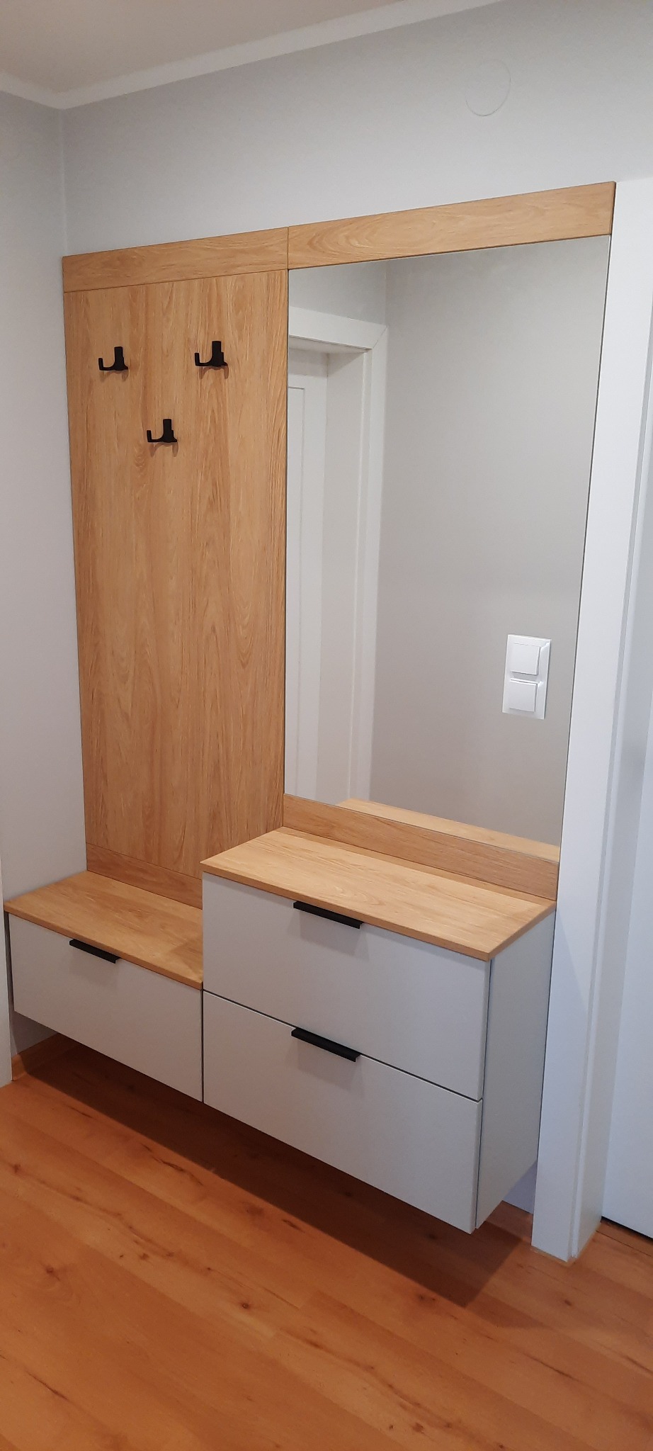 Zabudowa przedpokoju . Dąb Hamilton Naturalny + Jasny Szary Matowy + lustro .