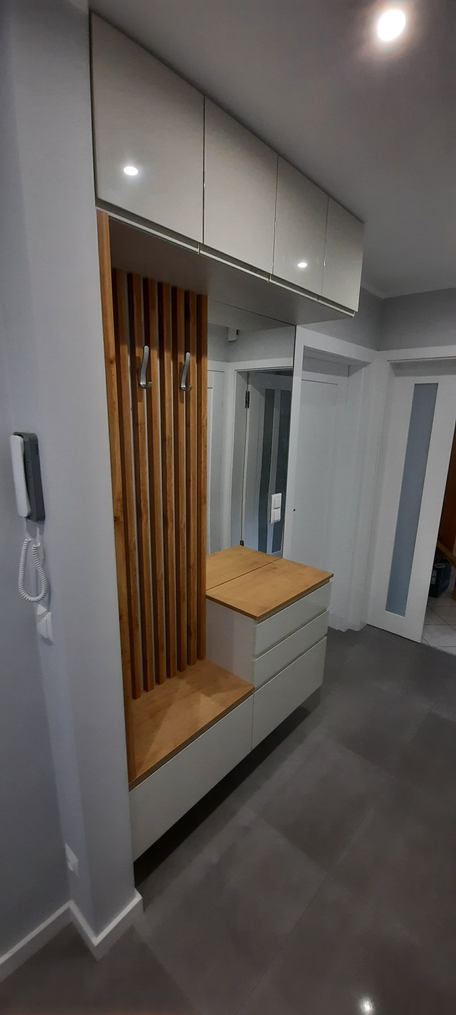 Zabudowa przedpokoju z zastosowaniem lameli .