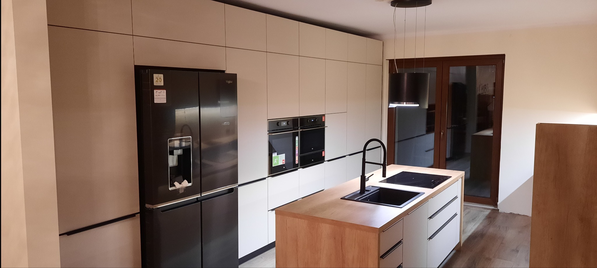 Kaszmir + Dąb Nebraska Naturalny - zabudowa wysoka + wyspa funkcyjna .