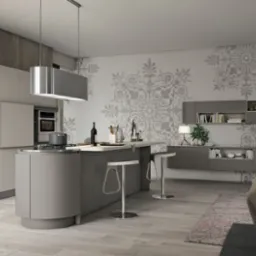 Nowoczesna kuchnia w odcieniach szarości z wyspą i dekoracyjną tapetą w tle, oświetlenie punktowe nad wyspą, widok z salonu.