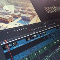 PRZEDSIĘBIORSTWO HANDLOWO-USŁUGOWE VIAMAR MARIUSZ MARSZOŁEK - Ekran z oprogramowaniem do edycji wideo, timeline z licznymi ścieżkami, podgląd sceny z animacją 3D osiedla i tytuł 'Doktórka'.