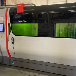 AD COMO GABRIELA SZEREMETA - Nowoczesna maszyna CNC ByStar Fiber z ekranem sterującym w warsztacie, widoczne elementy sterownicze i zielone okna ochronne.