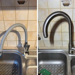 EDKAN SPÓŁKA Z OGRANICZONĄ ODPOWIEDZIALNOŚCIĄ - Porównanie: elastyczna szara wylewka kranowa vs. metalowa wylewka w zlewozmywaku dwukomorowym, płytki ceramiczne w tle.