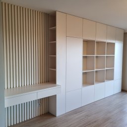 Zabudowa meblowa w kolorze Jaśmin, projekt i realizacja.