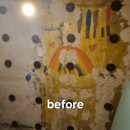 WOJCIECH BIESIADA - Ściana w trakcie przygotowania do remontu z widocznymi kołkami mocującymi, resztkami farby, dziecięcymi rysunkami tęczy i serc, oraz napisem 'before'.