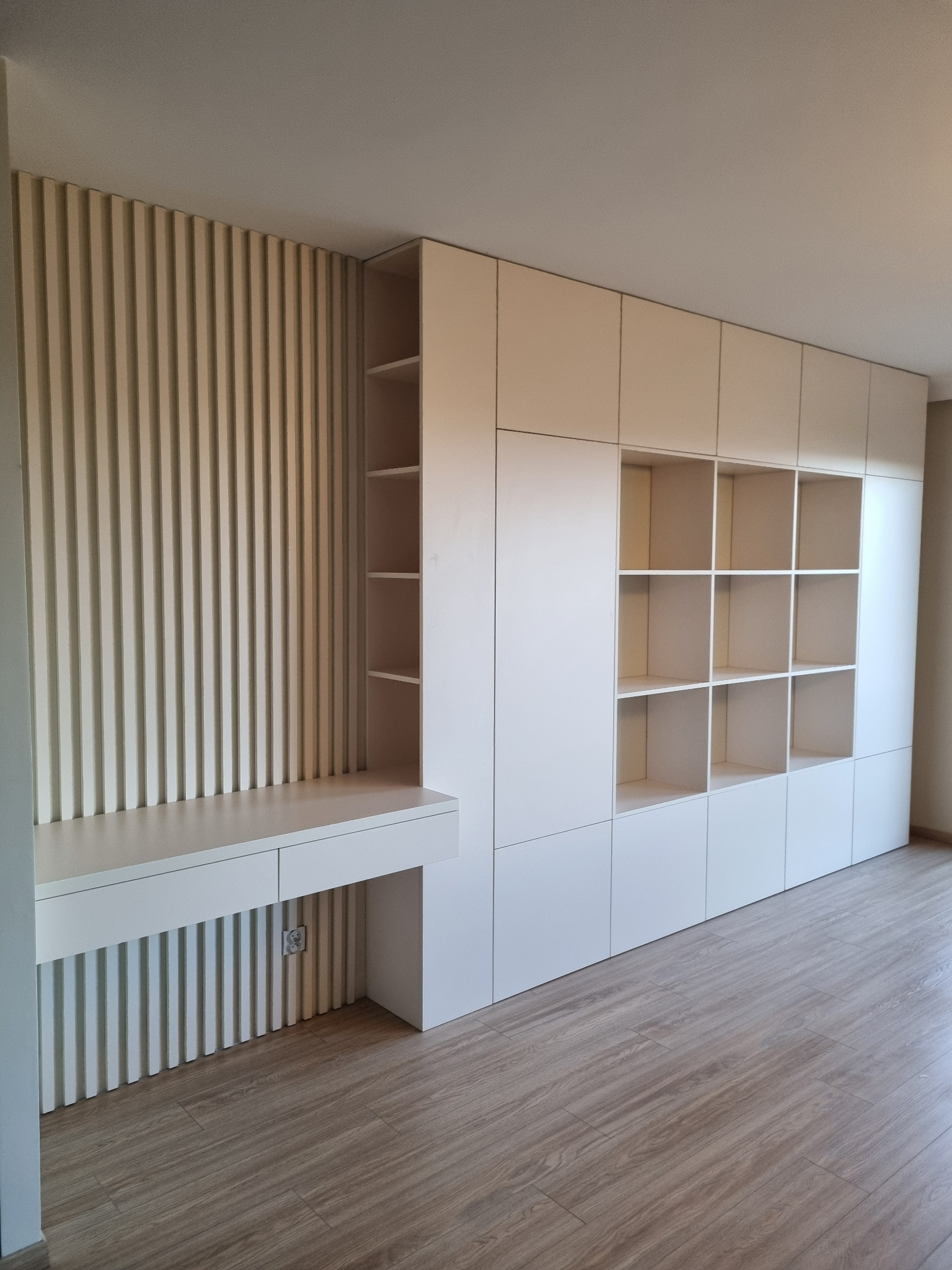 Zabudowa meblowa w kolorze Jaśmin, projekt i realizacja.