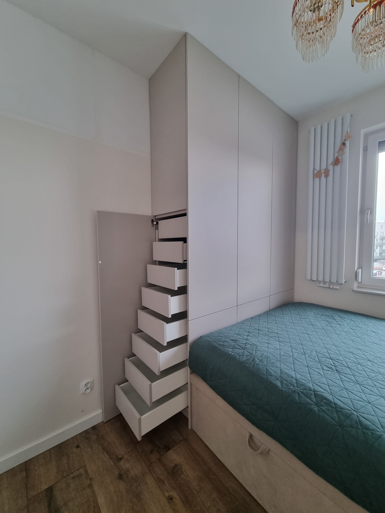 Szafa i słupek na wymiar w kolorze kaszmir.