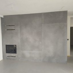 Ściana imitująca betonowe płyty monolityczne po zdjęciu szalunków.