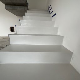 Schody z mikrocementu jasny kolor „loft mono”