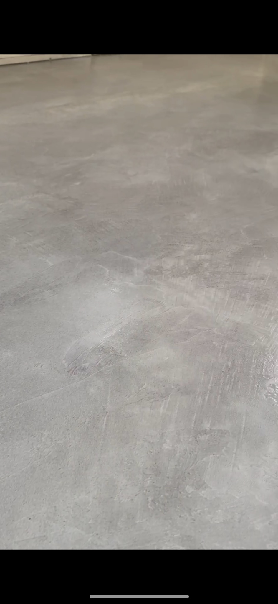 „Loft craft” imitacja surowego betonu na posadzce i ścianach. Ale bardzo miłego na dotyk