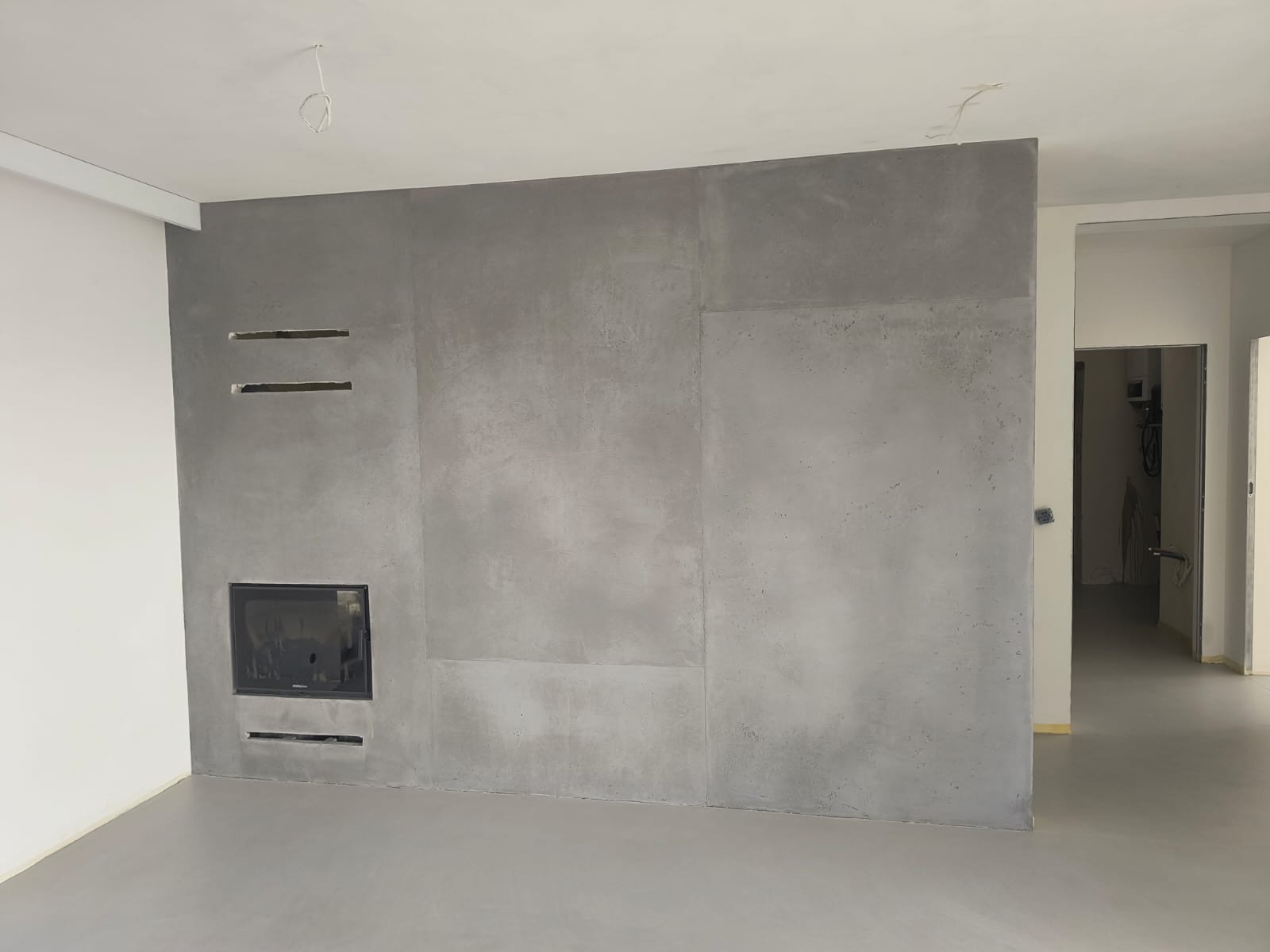 Ściana imitująca betonowe płyty monolityczne po zdjęciu szalunków.