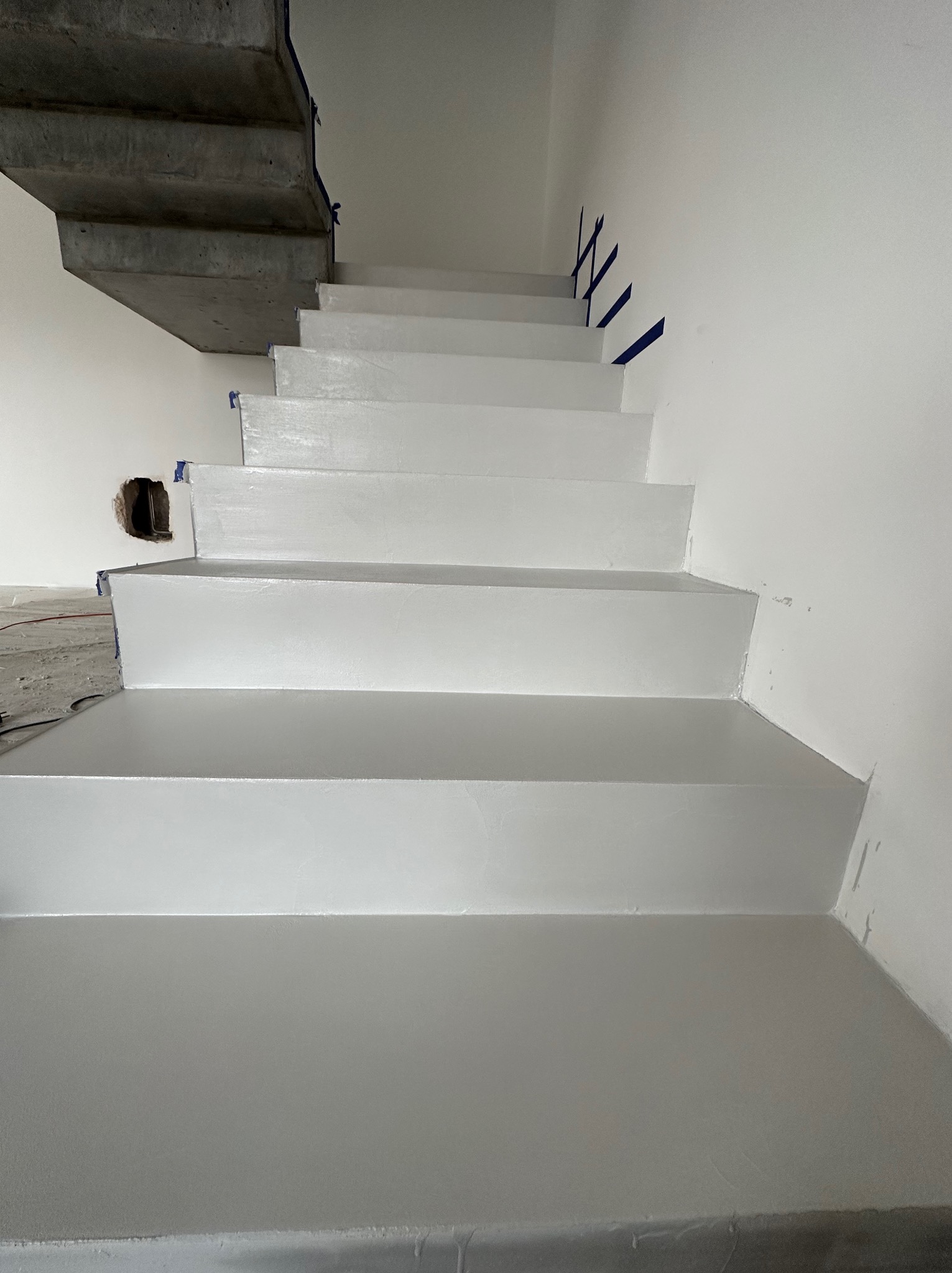 Schody z mikrocementu jasny kolor „loft mono”