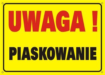 Żółta tablica ostrzegawcza z dużym czerwonym napisem 'UWAGA!' nad czarnym napisem 'PIASKOWANIE'.